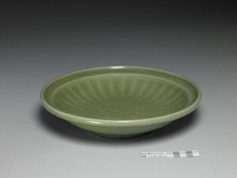 Dish with chrysanthemum-petal decoration