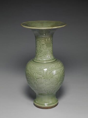 Phoenix-tail vase with incised floral designPorcelain, Longquan celadon