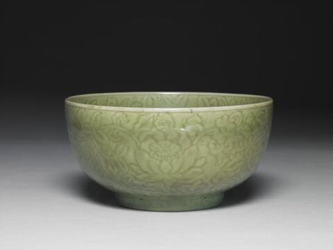 Bowl with incised four-seasons flower decoration