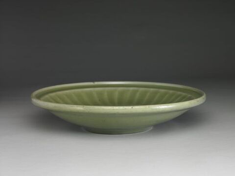 Dish with chrysanthemum decoration