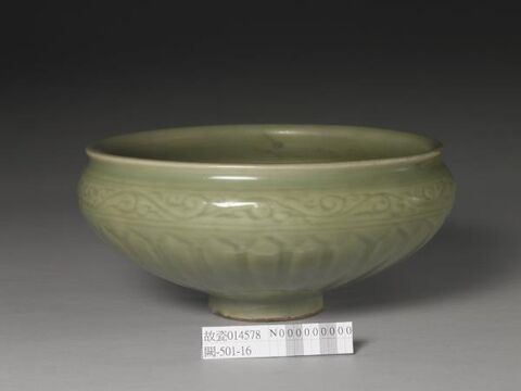 Washer with lotus-petal decoration