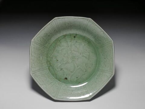 Octagonal dish with incised floral design