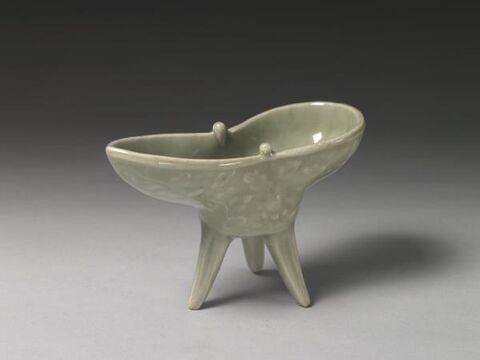 Jue-cup with impressed floral decoration