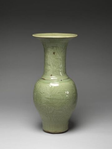Vase with carved peony decoration