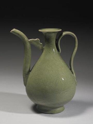 Ewer in the pear-shaped vase with incised loquat branches design