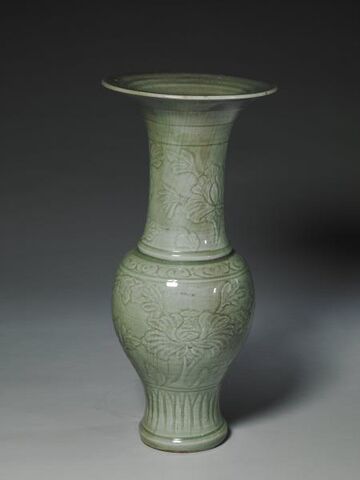 Fengwei everted-rim vase with incised floral decoration