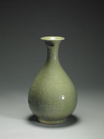 Yuhuchun vase with incised grapevine decoration