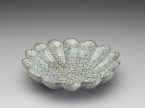 Chrysanthemum-shaped dish