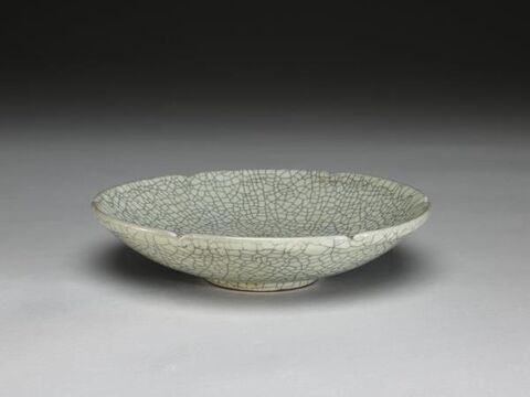 Dish with hibiscus-shaped rim