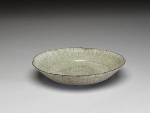 Dish with hibiscus-shaped rim