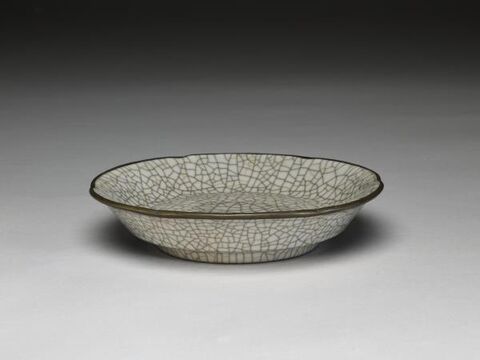 Dish with hibiscus-shaped rim