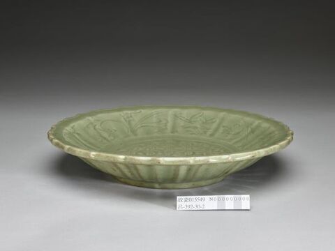 Lotus-shaped dish with incised latticework decoration