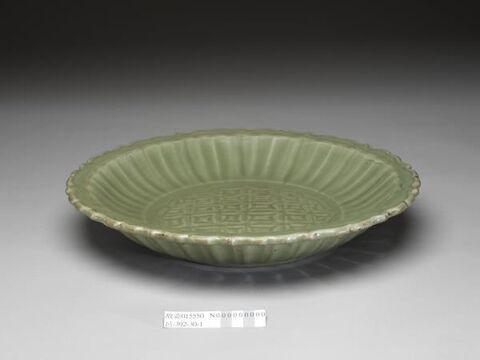 Lotus-shaped dish with incised latticework decoration