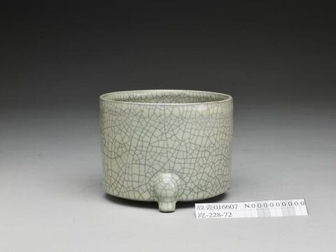 Tripod incense burner