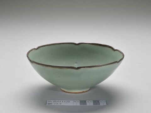 Floral-shaped bowl with plum blossom decoration