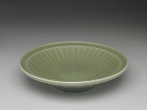 Dish with chrysanthemum-petal decoration