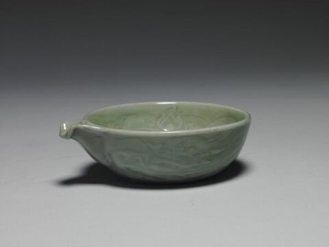 Yi-type bowl with incised and impressed decoration