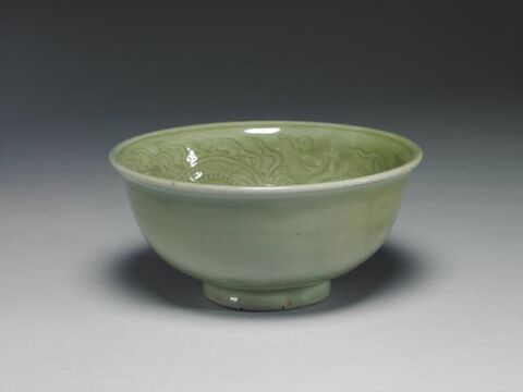 Bowl with incised dragon decoration
