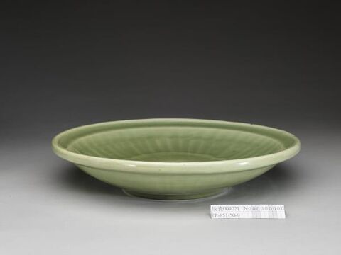 Plate with chrysanthemum decoration