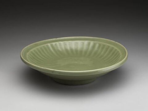 Plate with chrysanthemum decoration