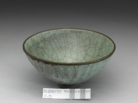 Plate with chrysanthemum decoration