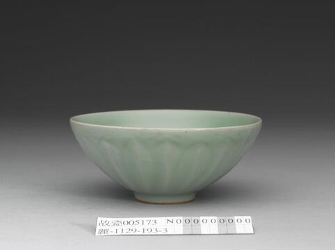 Plate with lotus decoration