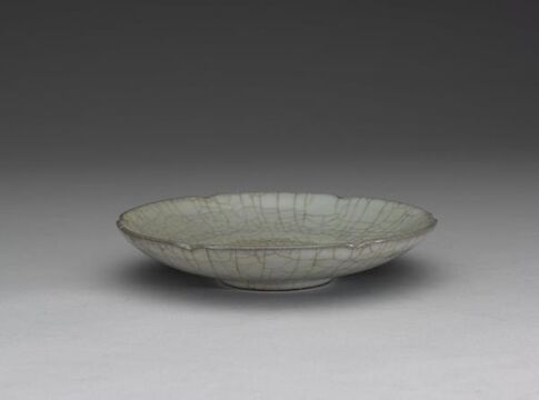 Dish with hibiscus-shaped rim