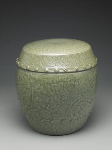 Drum-shaped seat with carved decoration