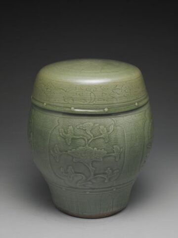 Drum-shaped seat with carved decoration