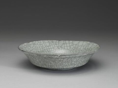 Dish with hibiscus-shaped rim