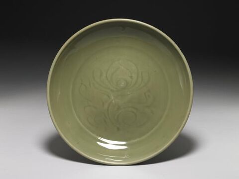 Dish with incised lotus pattern