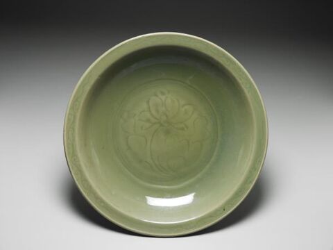 Angled-rim dish with incised floral pattern
