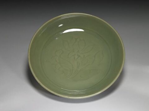 Dish with incised lotus decoration