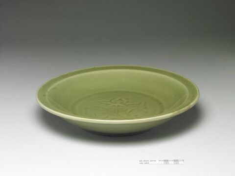 Dish with lotus decoration