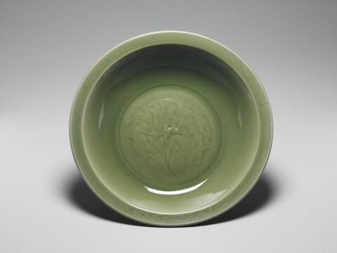Angled-rim dish with incised floral decoration