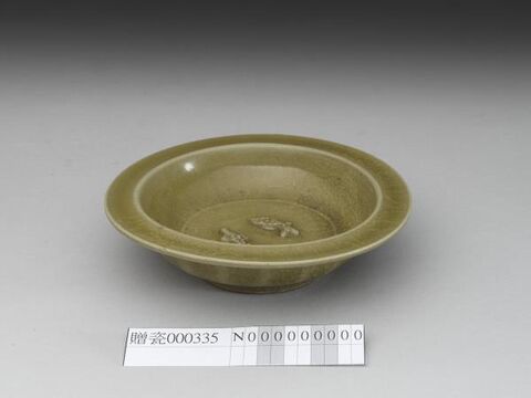 Washer with paired fish decoration