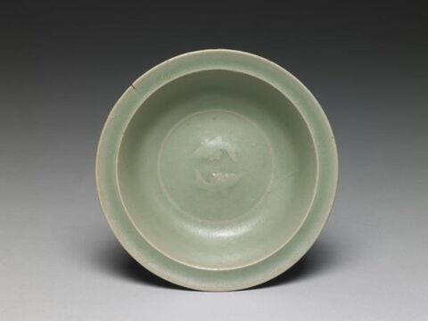 Washer with paired fish decoration