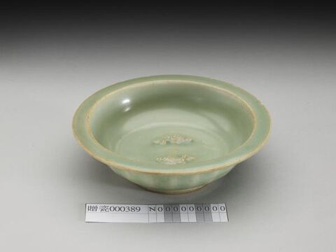 Washer with paired fish decoration