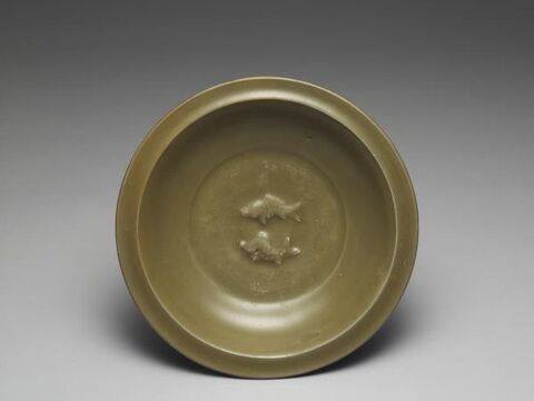 Washer with paired fish decoration