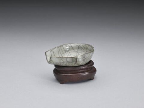 Yi-shaped water dripper with single-handle