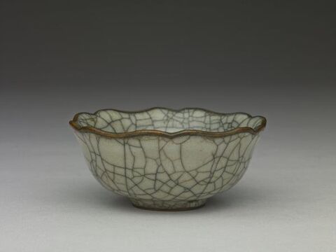 Cup with hibiscus-shaped rim