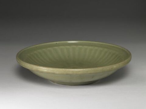 Dish with chrysanthemum decoration