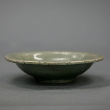 青釉菊瓣盘