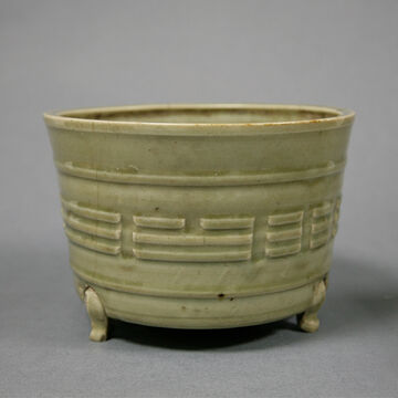 青釉八卦纹三足炉