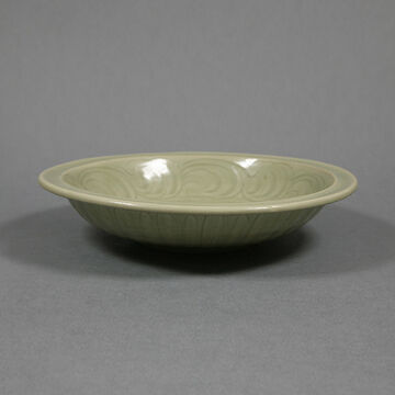 青釉刻花堆龙大盘