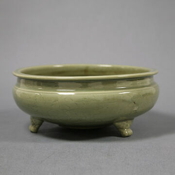 青釉刻花三足炉