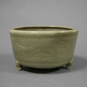 青釉刻花三足炉