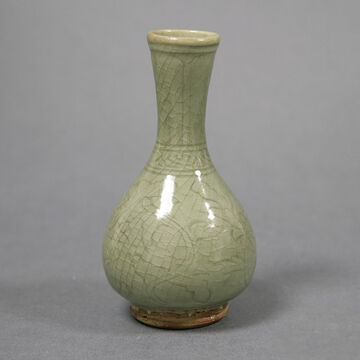 青釉刻花瓶