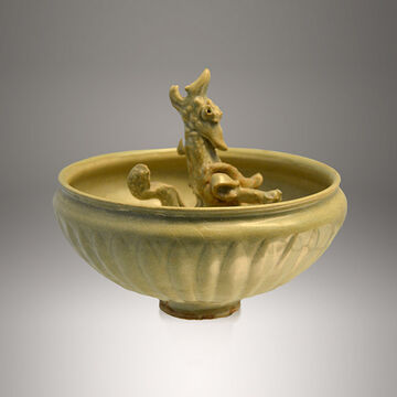 青釉堆塑龙纹钵