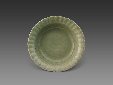 青釉暗花莲花菱口盘